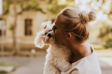 Malta köpek kadınla