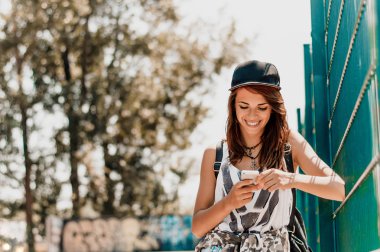 Şık kadın telefonu kullanarak 