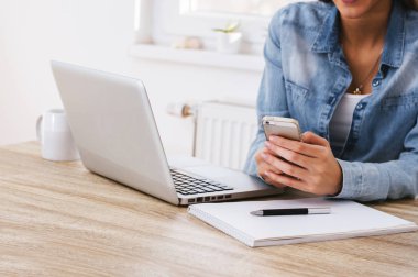 Smartphone kullanarak iş kadını