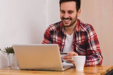 Dizüstü bilgisayarda çalışan adam 