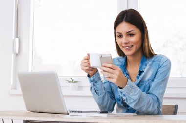 Smartphone kullanarak iş kadını