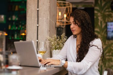 Dizüstü bilgisayarla çalışan kadın 