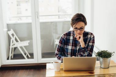 Ofis Masası çalışan kadın 