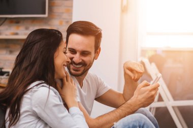 güzel çift telefon kullanma