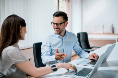 İş ekibi birlikte çalışıyor. 