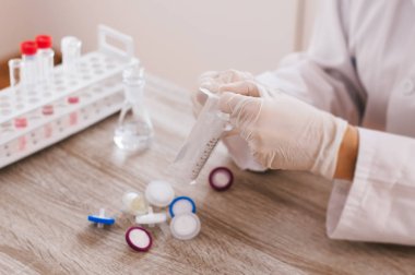 Laboratuvarda çalışan bilim adamı.