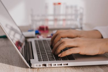 Tıp araştırmacısı klavyede yazarak