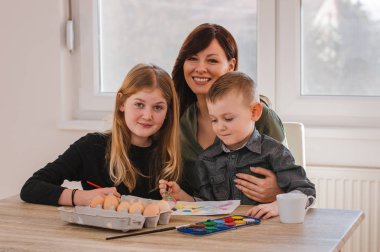 Mutlu aile Paskalya için hazırlanıyor