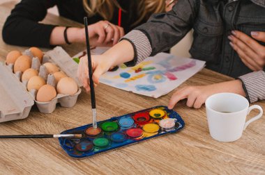 Mutlu aile Paskalya için hazırlanıyor