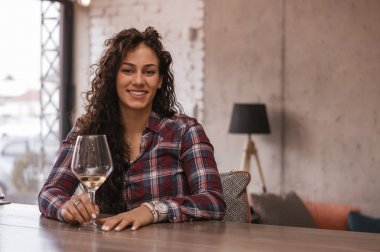 bir bardak beyaz şarap ile kadın 