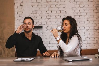 Çift birlikte çalışıyor.  