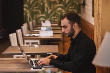 kafede oturan genç adam