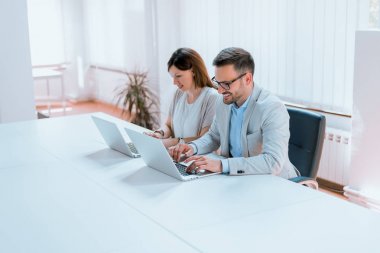 İş ekibi birlikte çalışıyor. 