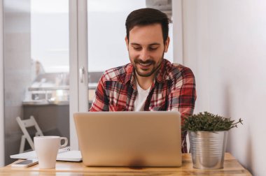 Dizüstü bilgisayarda çalışan adam 