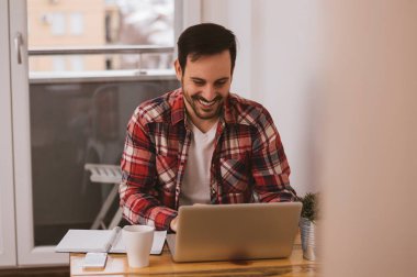 Dizüstü bilgisayarda çalışan adam 