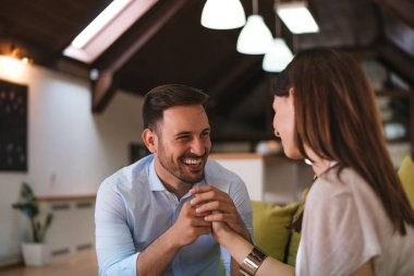 Mutlu çift el ele tutuşuyor.  