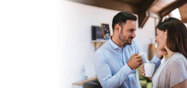 Evde kahve ile rahatlatıcı Çift 