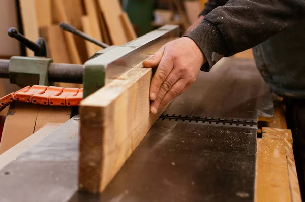 Carpintero trabaja con madera — Foto de Stock