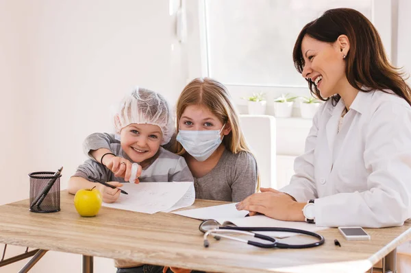 Dottore e bambini che giocano in clinica — Foto Stock