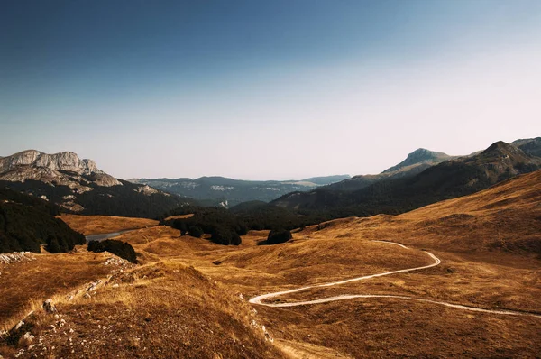 Beautiful landscape with mountains — Stock Photo, Image