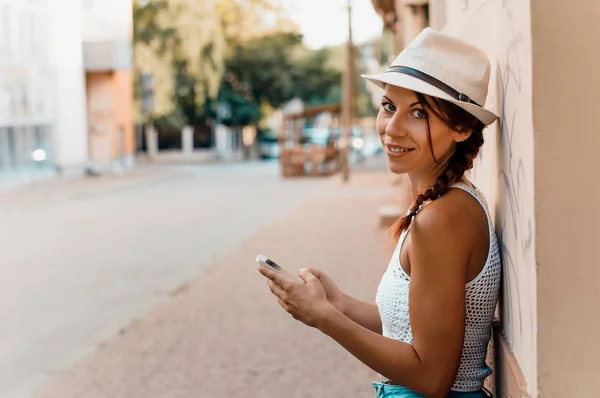 Mujer usando teléfono móvil —  Fotos de Stock