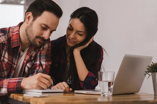 Pareja trabajando en el proyecto — Foto de Stock