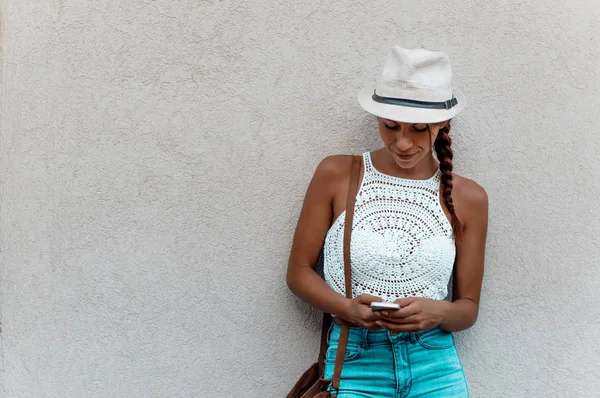 Chica en sombrero usando el teléfono —  Fotos de Stock