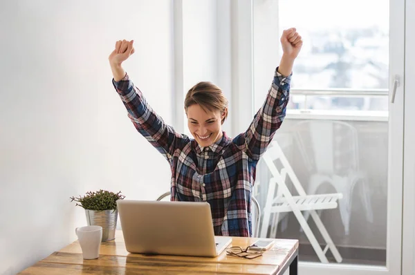 Fille célébrant dans le bureau — Photo