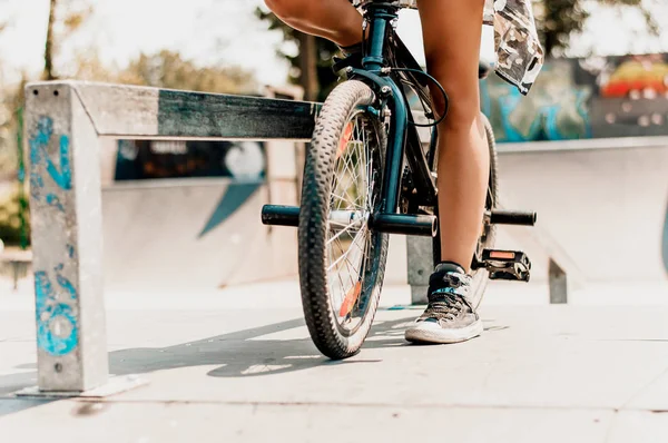Mujer sentada en bicicleta —  Fotos de Stock