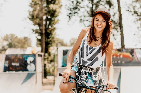 Mujer sentada en bicicleta —  Fotos de Stock