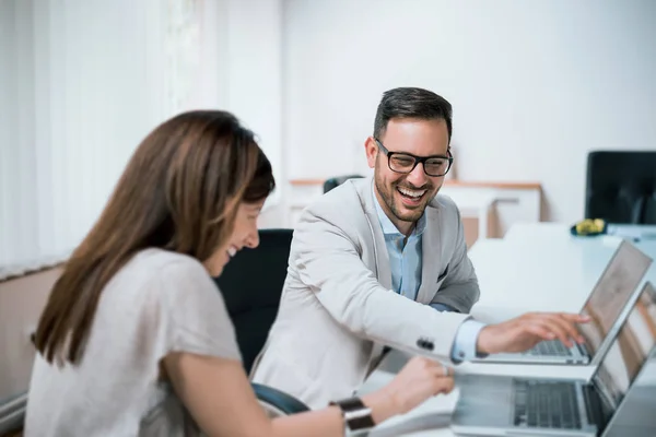 Geschäftsteam arbeitet zusammen — Stockfoto