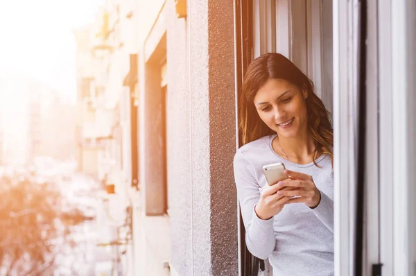 Mujer sosteniendo teléfono inteligente — Foto de Stock