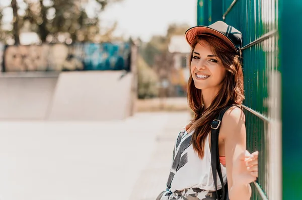 Mujer con gorra afuera —  Fotos de Stock