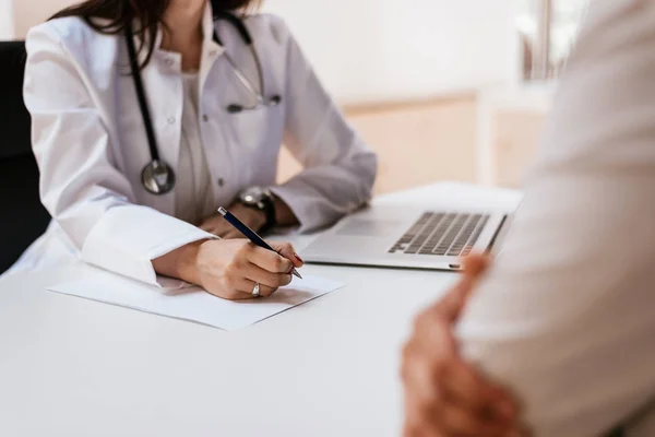 Arzt meldet männlichen Patienten — Stockfoto