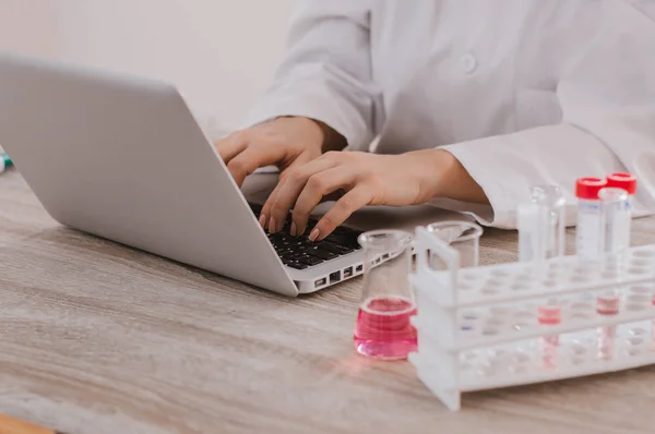 Medicinska forskare att skriva på tangentbordet — Stockfoto