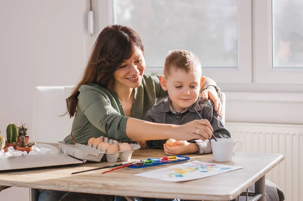 Moeder schilderen met zoon — Stockfoto