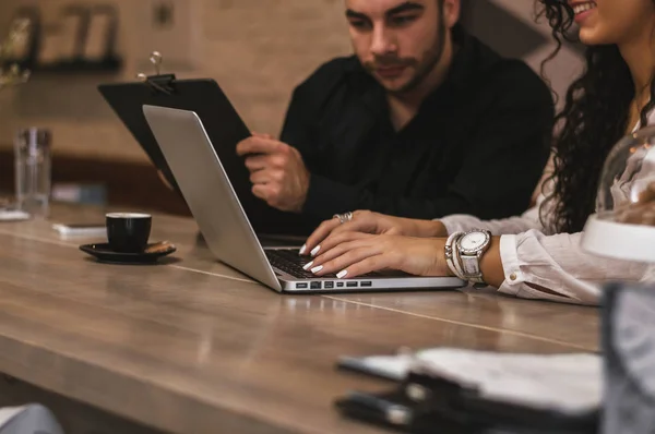 Pareja trabajando juntos — Foto de Stock