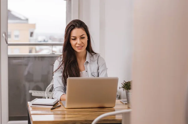 Femme utilisant un ordinateur portable — Photo