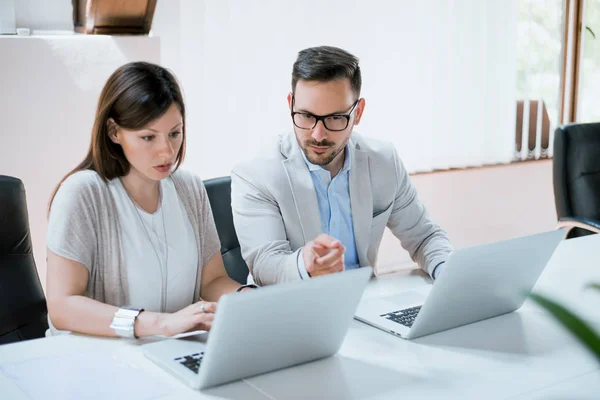 Equipe de negócios trabalhando juntos — Fotografia de Stock