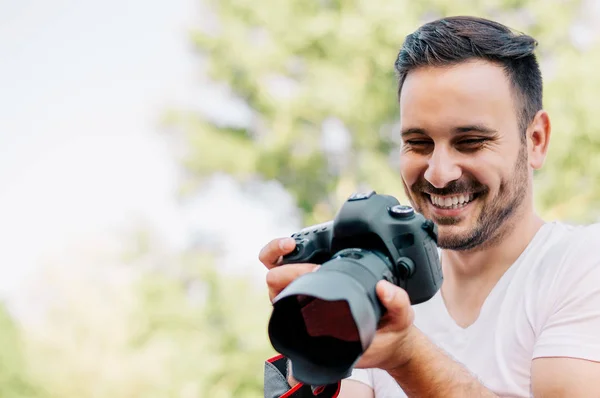 Man holding DSLR camera. — Stock Photo, Image