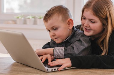 Bilgisayarda oynayan çocuklar