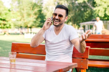 Cep telefonuyla konuşan adam.