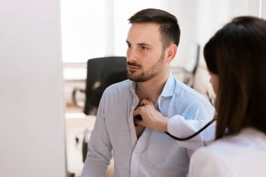 Doktor hastanın dinleme kalp atışı 