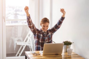 Ofiste kutluyor kız