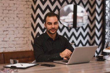 kafede oturan genç adam