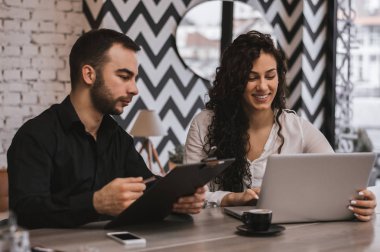 Çift birlikte çalışıyor.  