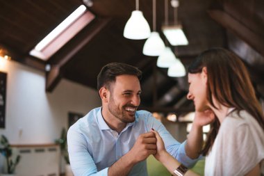 Mutlu çift el ele tutuşuyor.  