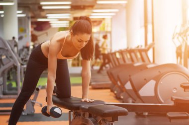 vrouw oefenen met gewichten