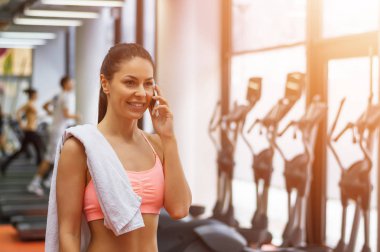 Akıllı telefonu olan genç bir kadın.