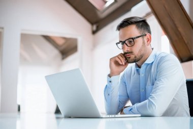 İşadamı dizüstü bilgisayarla çalışıyor 